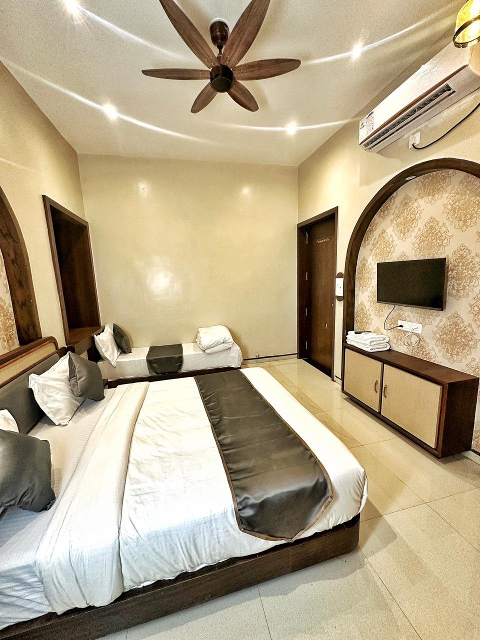 best hotel near omkareshwar temple