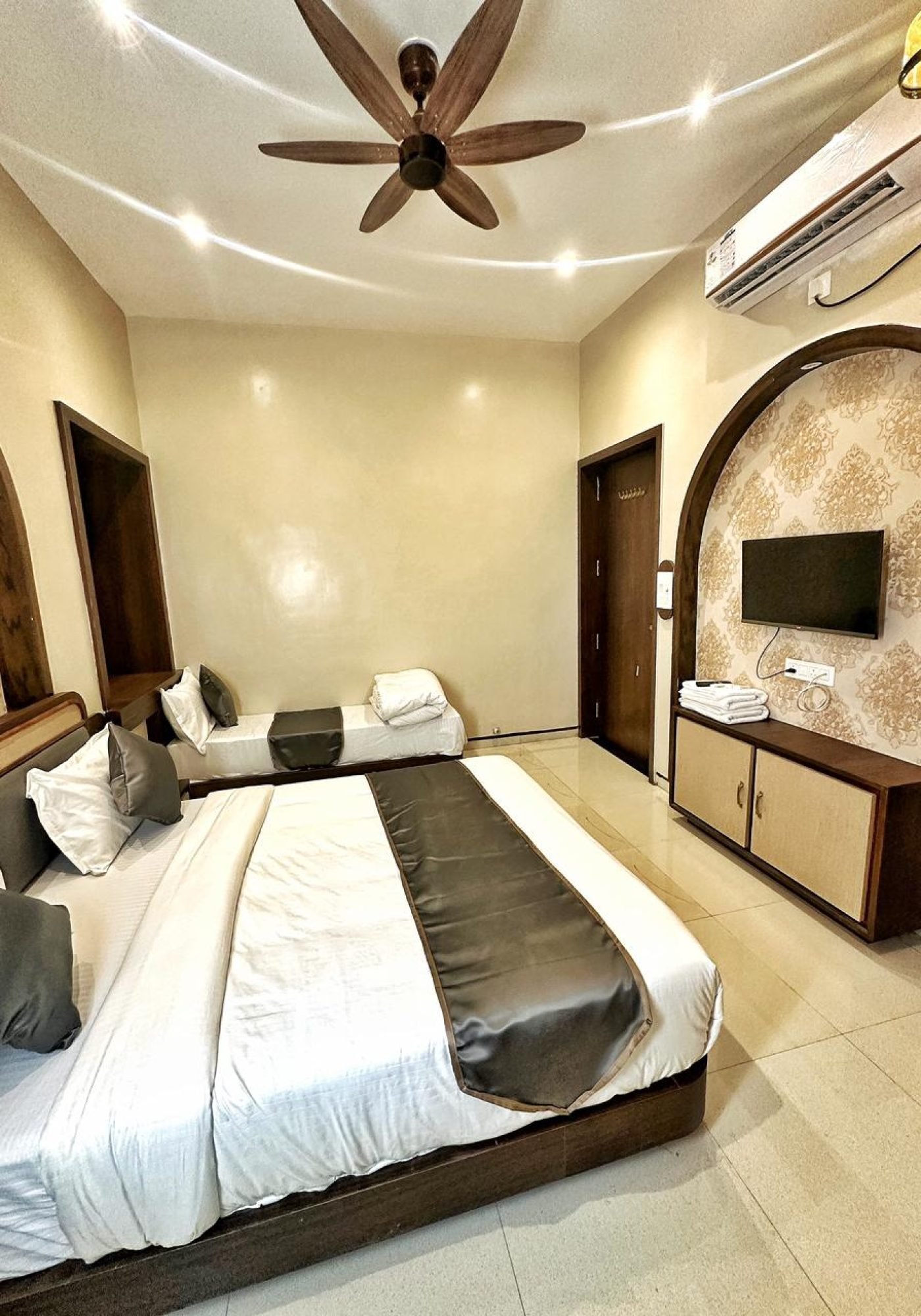 About Us best hotel near omkareshwar temple